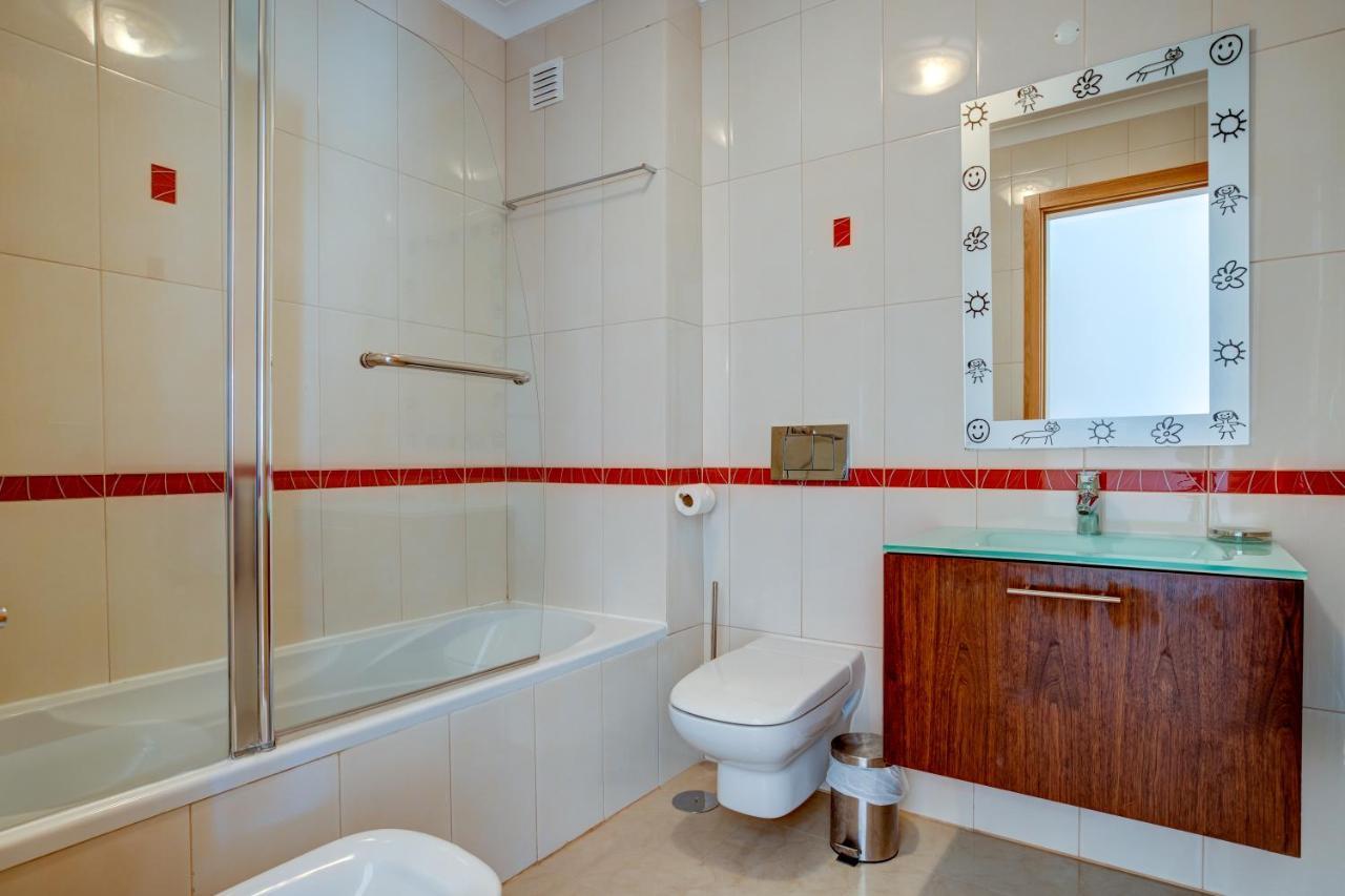 Two Bedroom Apartment With Rooftop Pool In Алвор Екстер'єр фото